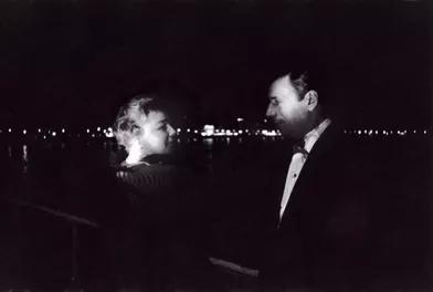 Yves Montand et Simone Signoret, lors du 12ème Festival de Cannes, où l'actrice a obtenu le Prix d'interprétation féminine pour son rôle dans &quot;Les Chemins de la haute ville&quot;, en mai 1959.