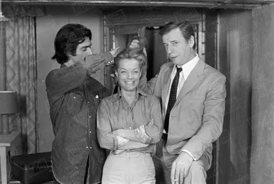 Yves Montand avec Romy Schneider et Sami Frey sur le tournage du film &quot;Cesar et Rosalie&quot; de Claude Sautet, en avril 1972.
