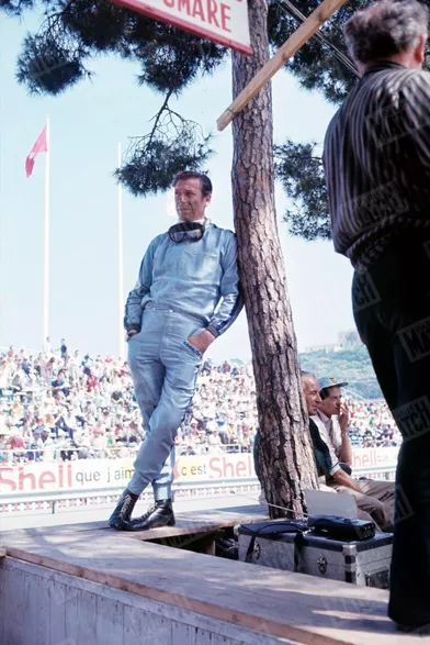 Yves Montand sur le Grand Prix de Monaco, pour le tournage du film &quot;Grand Prix&quot; de John Frankenheimer en mai 1966.