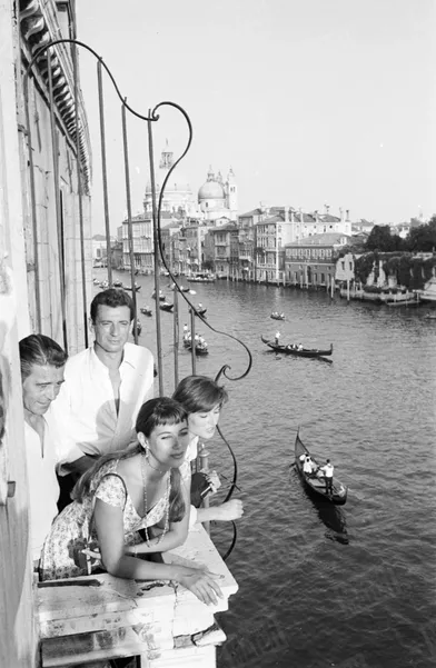 Yves Montand en compagnie de Myriam Bru, Anouk Aimée et Jean Servais, à la Mostra de Venise en septembre 1955.