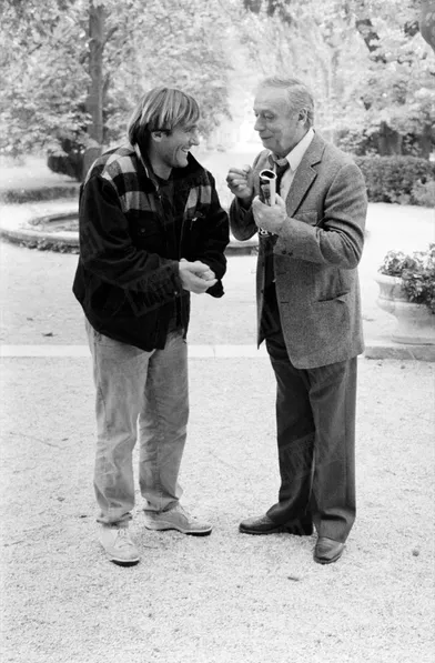 Yves Montand avec Gérard Depardieu sur le tournage de &quot;Jean de Florette&quot; en janvier 1985.