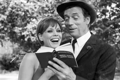 Yves Montand avec Marthe Keller sur le tournage du film &quot;Le Diable par la queue&quot; de Philippe de Broca au château de Fléchères dans l'Ain, en juillet 1968.