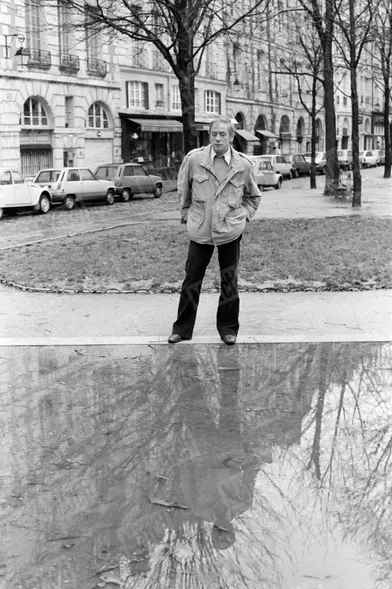 Yves Montand devant son appartement place Dauphine à Paris, en décembre 1979. Il travaille à un nouveau album tandis que le film &quot;I comme Icare&quot; d'Henri Verneuil sort sur les écrans.