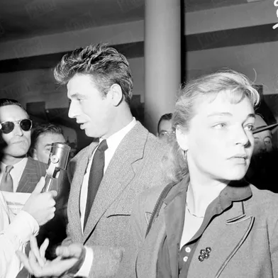 Yves Montand et Simone Signoret s'envolent pour Rio de Janeiro, où le chanteur est engagé pour un mois, en juillet 1950.