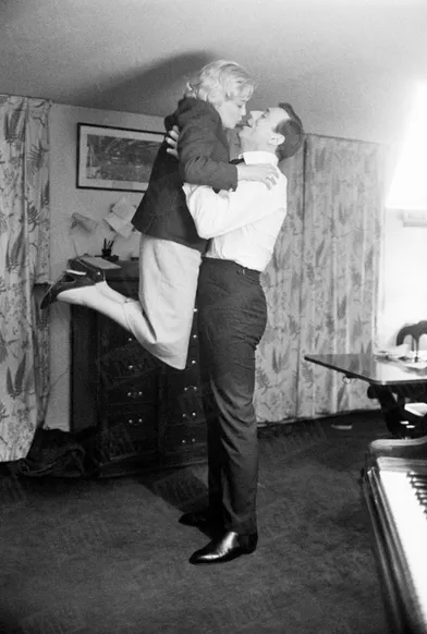 Yves Montand retrouve Simone Signoret en rentrant de Rome où elle tournait le film &quot;Adua et ses compagnes&quot; d'Antonio Pietrangeli, en juillet 1960. L'acteur vient d'achever le tournage du film &quot;Le Milliardaire&quot;, où il a noué une relation passagère avec Marilyn Monroe.