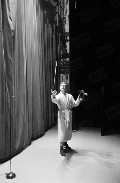 Yves Montand dans les coulisses du Golden Theatre de New York, en octobre 1961. Son récital fera salle comble pendant huit semaines.