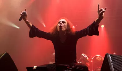 Le chanteur de heavy metal Ronnie James Dio est décédé dimanche des suites d'un cancer de l'estomac à l'âge de 67 ans, a annoncé sa femme dans un communiqué. Né dans une famille italo-américaine du New Hampshire sous le nom de Ronald James Padavona, il avait prêté sa voix à de nombreux groupes dont Rainbow, Black Sabbath et, plus tard, son groupe éponyme Dio, dont le titre Holy Diver&quot;(1983) reste un classique du genre. Dio avait révélé son cancer de l'estomac en novembre. Il y a deux mois, il avait déclaré que la tumeur avait diminué et qu'il pouvait réduire ses visites à la clinique du cancer de Houston.
