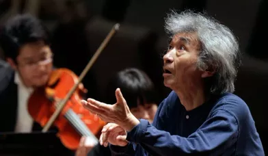 Le Japonais Seiji Ozawa (ici au Théâtre National de Pékin, en 2009) a fait dimanche soir son retour à la direction d'orchestre après avoir lutté pendant neuf mois contre un cancer de l'oesophage. Considéré comme l'un des plus brillants chefs d'orchestre de sa génération, Ozawa, 75 ans, est venu ouvrir le Festival Saito Kinen de Matsumoto, dans le centre du Japon. Il a été accueilli par un tonnerre d'applaudissements, auxquels il a répondu en expliquant qu'il était de retour mais souffrait à présent du dos. &quot;Permettez de vous présenter mes excuses aujourd'hui. J'ai été soigné par des docteurs magnifiques donc je peux dire que j'ai passé mon épreuve de malade du cancer, mais il y a un petit hic - mon dos, qui m'a causé des problèmes par le passé, va de nouveau mal&quot;, a-t-il dit au public.