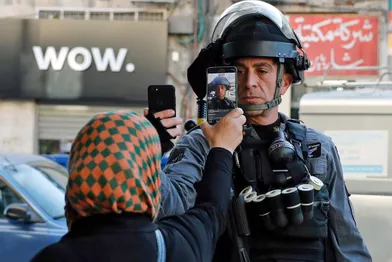 1er prix dans la catégorie single news: Ahmad Gharabli - A Jérusalem, une Palestinienne et un policier se prennent mutuellement en photo.