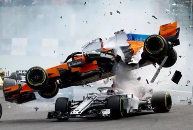 2ème prix dans la catégorie single sport :Francois Lenoir, Belgique - Le spectaculaire accidentla McLaren's de Fernando Alonso et la Sauber de Charles Leclerc pendant le Grand Prix de Belgique.
