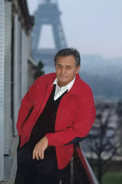 Roger Hanin, sur son balcon en février 1990.