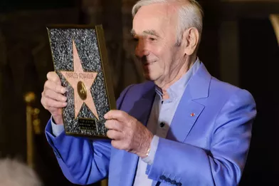 Charles Aznavour a reçu une étoile à Hollywood jeudi, décernée par la communauté arménienne de Los Angeles poursa contribution à la culture arménienne