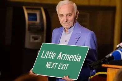 Charles Aznavour a reçu une étoile à Hollywood jeudi, décernée par la communauté arménienne de Los Angeles poursa contribution à la culture arménienne