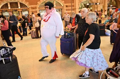 Des fans du &quot;King&quot; embarquent à bord du &quot;Elvis Express&quot; en gare de Sydney, le 10 janvier 2019.