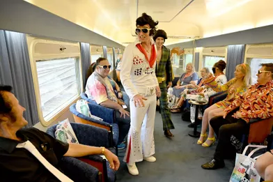 Des fans du &quot;King&quot; embarquent à bord du &quot;Elvis Express&quot; en gare de Sydney, le 10 janvier 2019.