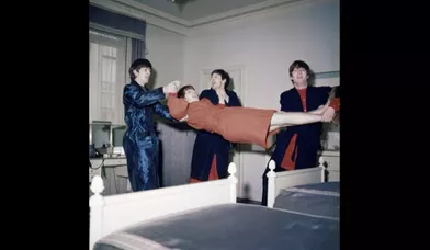 Lors de leur venue dans la capitale en juin 1964, les Beatles avaient montré l'étendue de leurs pouvoirs au photographe de Match. Mais c'était pour de rire.