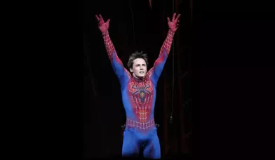 Reeve Carney salue le public à la fin de la première du nouveau musical sur Broadway, «Spider-Man: Turn Off The dark». 