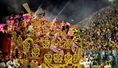 Dimanche 22 février, 23 h 10 : arrivée du char du Moulin-Rouge. Le carnaval est l’équivalent d’une coupe du monde pour la samba, et le sambodrome est son stade. Les écoles sont notées sur de nombreux critères : costumes, chants, danses, mais aussi impression d’ensemble, coordination et respect du thème imposé.