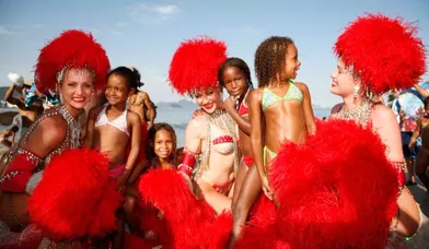 Dimanche matin. Quelques heures avant le défilé, sur la plage de Copacabana, les danseuses font connaissance avec les petites pousses brésiliennes, qui, dès leur plus jeune âge, dansent la samba comme de véritables pros.
