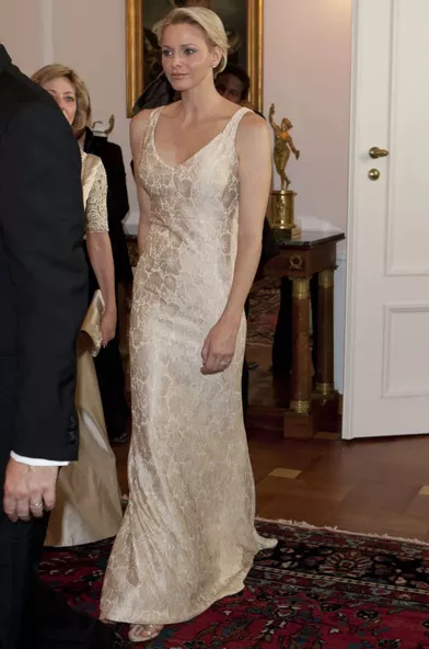 La princesse Charlène de Monaco dans une robe longue dorée pour le dîner d'une visite officielle avec le prince Albert à Berlin, le 9 juillet 2012