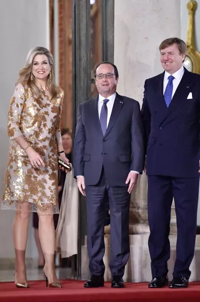 La reine Maxima des Pays-Bas dans une robe courte dorée pour le dîner de sa visite d'Etat avec le roi Willem-Alexander à Paris, le 11 mars 2016