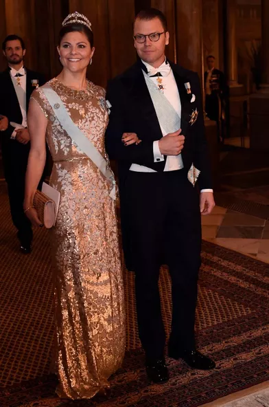 La princesse Victoria de Suède dans une robe longue dorée pour le dîner donné par le couple royal de Suède pour les lauréats des prix Nobel, le 11 décembre 2016