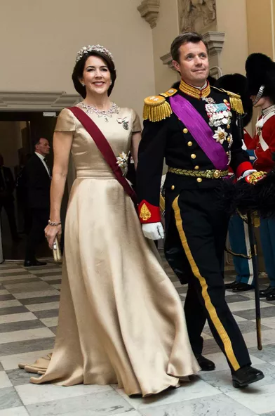 La princesse Mary de Danemark dans une robe longue dorée pour le dîner d'Etat donné par la reine Margrethe II pour le couple royal belge, 28 mars 2017