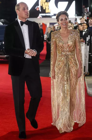 Kate Middleton, duchesse de Cambridgedans une robe longue dorée pour la première du nouveau James Bond, le 28 septembre 2021