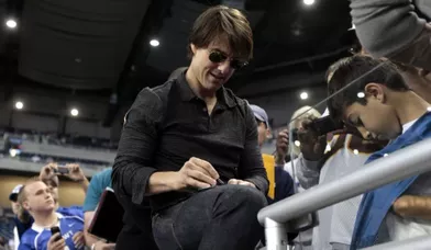 Fan de football américain, Tom Cruise a assisté à la rencontre entre les Detroit Lions et les Washington Redskins. Il en a profité pour signer quelques autographes.
