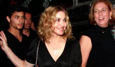 La chanteuse Madonna se produisait ce week-end à Tel Aviv dans le cadre de sa tournée mondiale &quot;Sticky and Sweet&quot;. La belle en a profité pour découvrir la ville en compagnie de son ami Jesus Luz (à gauche) et la leader d'opposition Tzipi Livni (à droite).