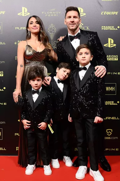 En août 2021, Lionel Messi a officialisé son arrivée au PSG en grande pompe. Le footballeur s'est installé dans la capitale parisienne avec son épouse Antonela et leurs trois enfants Thiago (9 ans), Mateo (6 ans) et Ciro (3 ans). Une nouvelle vie très scrutée des fans et des médias.