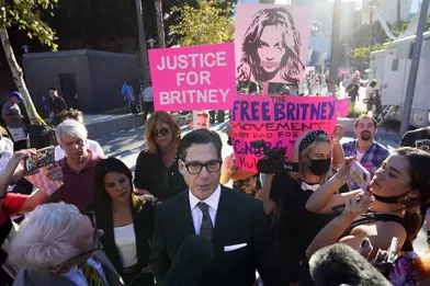 En novembre 2021, la justice américaine a finalement levé la tutelle de Britney Spears après plus de treize années. La chanteuse avait plusieurs fois affirmé au cours des derniers mois que cette procédure avait permis à sa famille de contrôler sa vie et d'abuser d'elle en toute impunité. Libérée de ses griffes, elle espère aujourd'hui la poursuivre pour mauvais traitements.