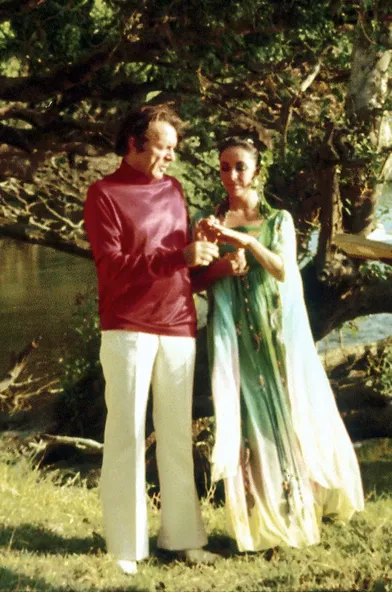 Elizabeth Taylor et Richard Burton le jour de leur second mariage, le 10 octobre 1975.