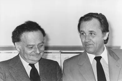 René Goscinny et Uderzo dans leur immeuble de Neuilly-sur-Seine.