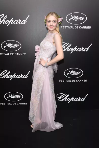 Dakota Fanning (souliers Giuseppe Zanotti) à la soirée du Trophée Chopard lors du 72e Festival de Cannes le 20 mai 2019