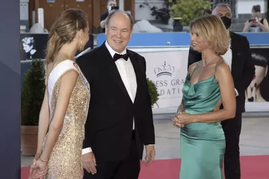 Amandine Petit et Sylvie Tellier avec le prince Albert II de Monacoà la soirée de clôture du Festival de télévision de Monte-Carlo le 22 juin 2021