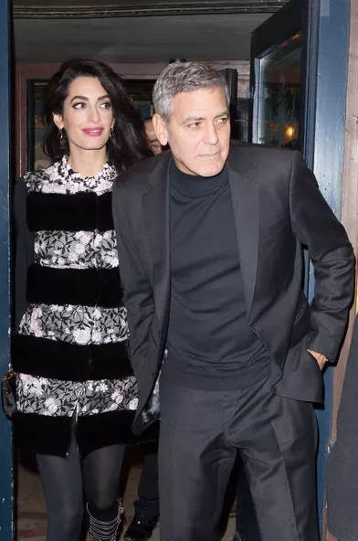 Amal Clooney dans une robe Giambattista Valli. Valeur : 9500 dollars.
