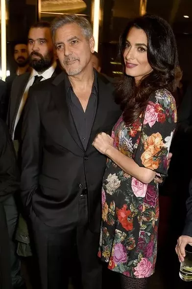 Amal Clooney en robe à fleurs Dolce &amp; Gabbana, valeur de cette pièce mode 1800 dollars.