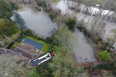 Le magnifique manoirAberlah House, propriété d'Amal et George Clooney, est toujours submergé par les eaux de la Tamise depuis le passage de la tempête Christoph, fin janvier.
