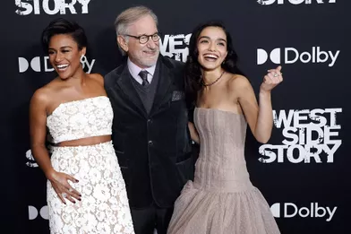 Steven Spielberg entouré des actrices Ariana DeBose et Rachel Zegler à l'avant-première du film «West Side Story» à New York le 29 novembre 2021