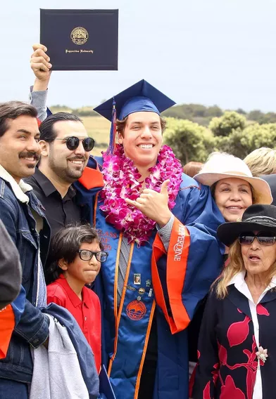 Joseph Baena entouré de sa famille à sa remise de diplôme à Malibu le 27 avril 2019