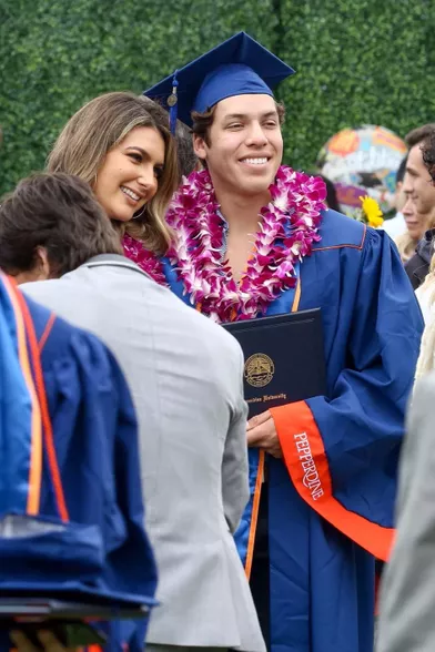 Joseph Baena, le fils d'Arnold Schwarzenegger, à sa remise de diplôme avec sa petite amie Nicky Dodaj à Malibu le 27 avril 2019