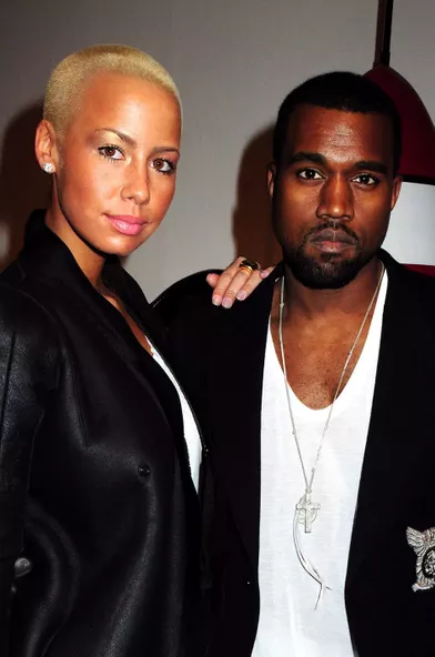 Amber Rose est certainement l'une des conquêtes les plus célèbres de Kanye West. La mannequin avait été en couple avec le chanteur entre 2008 et 2010. C'est souvent lors de défilés de mode, notamment à Paris, qu'ils apparaissaient bras dessus bras dessous. Plus tard, Amber Rose avait affirmé que Kanye West l'avait trompé avec Kim Kardashian à l'époque où cette dernière fréquentait Reggie Bush.
