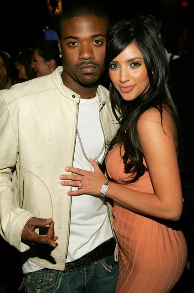 C'est avec le chanteur Ray-J que Kim Kardashian a tourné en 2003 sa fameuse sextape. La vidéo a «fuité» en 2007, propulsant la jeune femme au rang de célébrité et lui permettant de décrocher 5 millions de dollars pour des droits vendus à Vivid Entertainment. Kim Kardashian a rompu avec Ray-J en 2005.