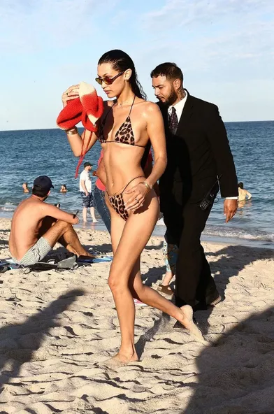 Bella Hadid sur une plage de Miami le 13 novembre 2021