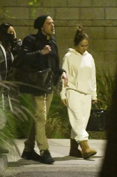 Ben Affleck et Jennifer Lopez dans un aéroport de Los Angeles le 19 novembre 2021