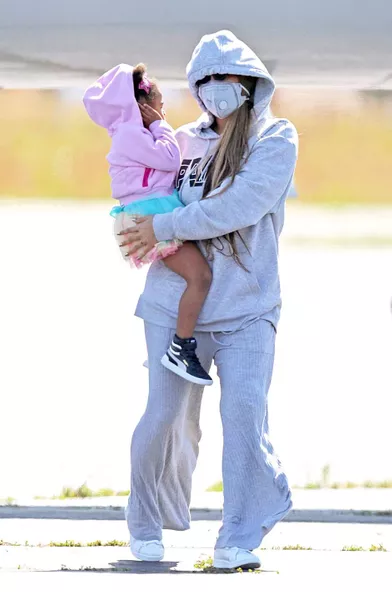 Beyoncé et sa fille Rumi à leur sortie d'avion dans les Hamptons, dans l'Etat de New York, le 19 juin 2020