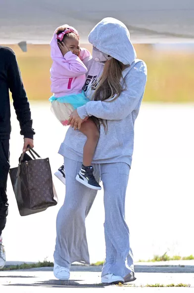 Beyoncé et sa fille Rumi à leur sortie d'avion dans les Hamptons, dans l'Etat de New York, le 19 juin 2020