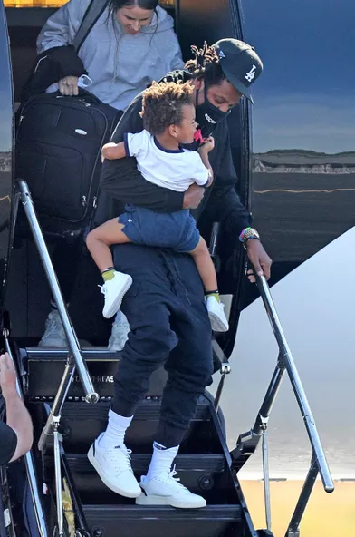 Jay-Z et son fils Sir à leur sortie d'avion dans les Hamptons, dans l'Etat de New York, le 19 juin 2020