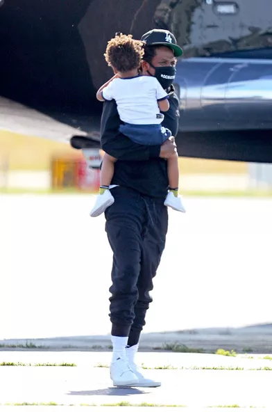 Jay-Z et son fils Sir à leur sortie d'avion dans les Hamptons, dans l'Etat de New York, le 19 juin 2020